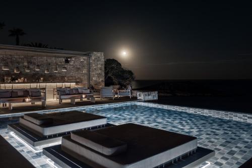 La alberca dentro o cerca de Enigma Mykonos Hideaway Suites