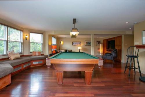 una sala de estar con una mesa de billar. en Luxury Bachelor by Halifax Waterfront -Hot Tub en Halifax