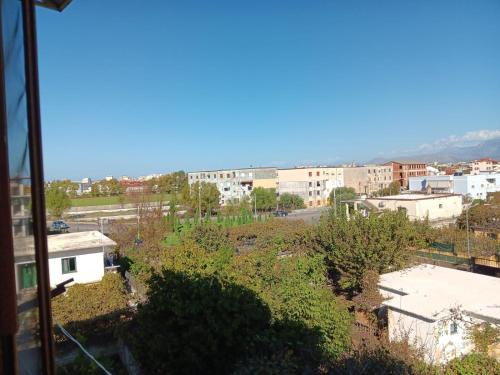 uma vista da cidade a partir de uma janela em Alvi apartment em Shkodër