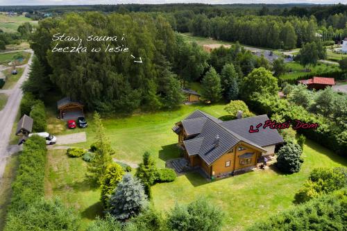 an overhead view of a house on a green field at Ptasi Dom — Saunowisko w Kępie in Świeszyno