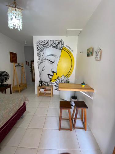 Ein Zimmer mit einem Gemälde eines Mannes an der Wand. in der Unterkunft Lotus Flat - Canoa Quebrada in Aracati