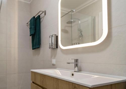 Ένα μπάνιο στο 3 Minutes TO THE BEACH, 2 BEDROOM AMAZING APT WITH BALCONY, BBQ GRILL AND POOL