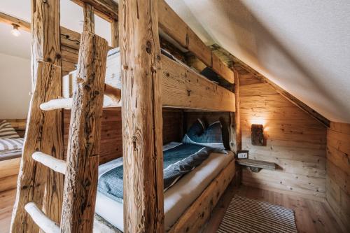a bedroom with two bunk beds in a log cabin at Webertonihütte in Bad Sankt Leonhard im Lavanttal