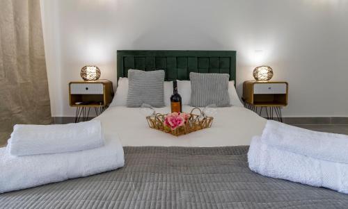 Χώρος καθιστικού στο 3 Minutes TO THE BEACH, 2 BEDROOM AMAZING APT WITH BALCONY, BBQ GRILL AND POOL