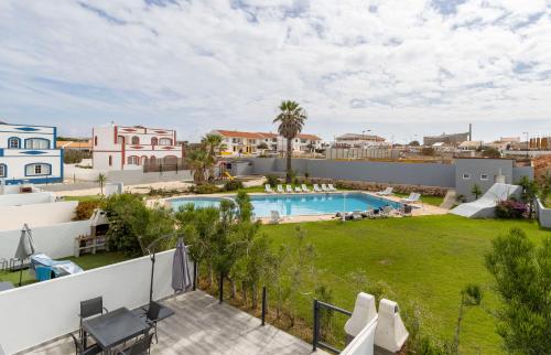 Πισίνα στο ή κοντά στο 3 Minutes TO THE BEACH, 2 BEDROOM AMAZING APT WITH BALCONY, BBQ GRILL AND POOL