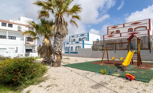 Ο χώρος παιχνιδιού για παιδιά στο 3 Minutes TO THE BEACH, 2 BEDROOM AMAZING APT WITH BALCONY, BBQ GRILL AND POOL