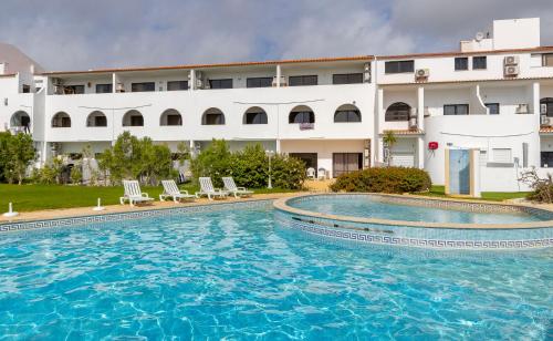 Πισίνα στο ή κοντά στο 3 Minutes TO THE BEACH, 2 BEDROOM AMAZING APT WITH BALCONY, BBQ GRILL AND POOL