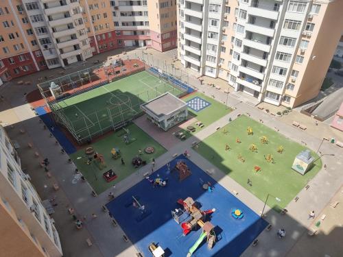 eine Luftansicht eines Tennisplatzes in einer Stadt in der Unterkunft 1 bedroom and living, Testemiteanu str. in Chişinău