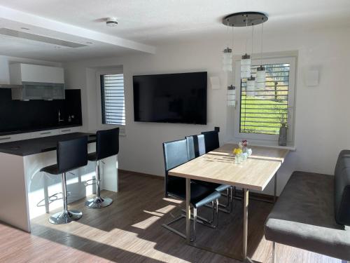 eine Küche und ein Esszimmer mit einem Tisch und Stühlen in der Unterkunft MOUNTAIN HOME apartment in Finkenberg