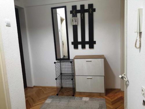 a hallway with a mirror and a dog cage at Comfortable apartment for a pleasant trip in Bitola