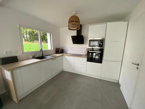 Kuchyň nebo kuchyňský kout v ubytování Maison neuve cosy à 20 min des plages #lorient #cosy