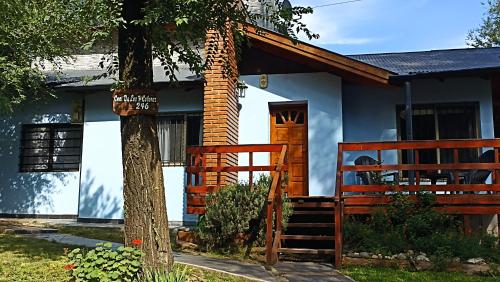 聖羅莎德克蘭穆齊塔的住宿－siete colores，一座木门和一棵树的房子