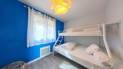 Ένα ή περισσότερα κρεβάτια σε δωμάτιο στο Charming House between Lot & Dordogne with Private Pool