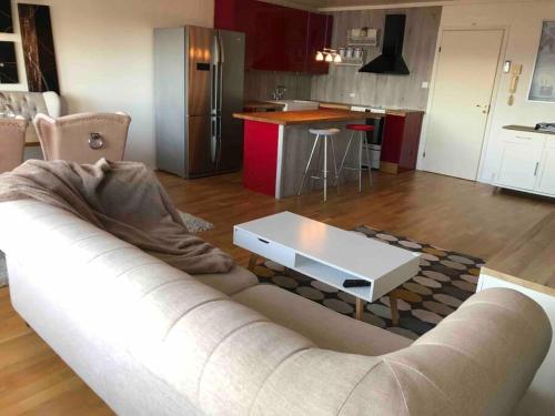 sala de estar con sofá blanco y cocina en Sea View APARTMENT STAVANGER Favorite, en Stavanger