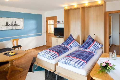 ein Wohnzimmer mit einem Sofa mit Kissen darauf in der Unterkunft Gästehaus Sonner in Dietmannsried
