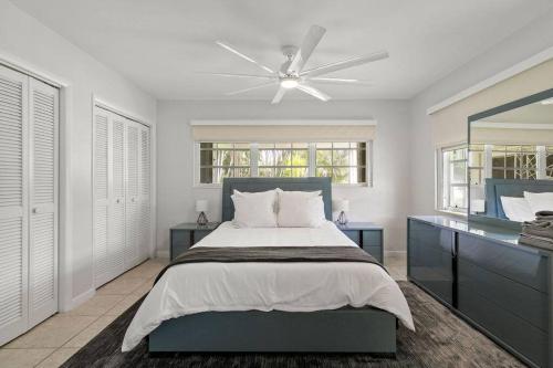 a bedroom with a bed and a ceiling fan at 3br Oasis near Coral Gable in Miami