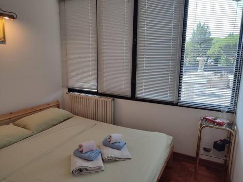 ein Schlafzimmer mit 2 Betten und Handtüchern darauf in der Unterkunft Attico con vista panoramica! in Montecatini Terme