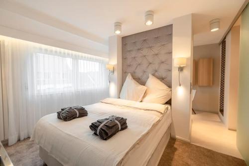 een slaapkamer met een bed met twee zakken erop bij Luxus 5-Sterne Appartement für 4 in Bremen