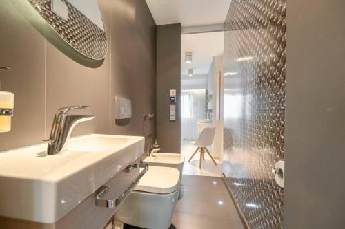een badkamer met een wastafel en een toilet bij Luxus 5-Sterne Appartement für 4 in Bremen