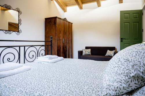 Casa Rural Lucero في Hita: غرفة نوم بسرير كبير وأريكة