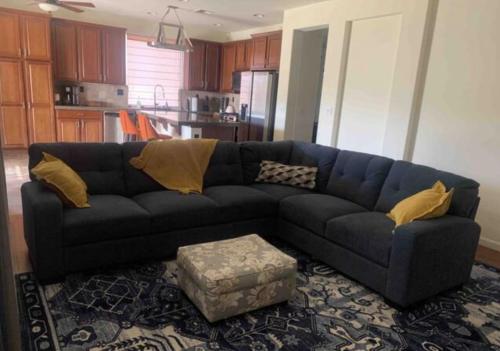 uma sala de estar com um sofá azul numa cozinha em Cozy hideaway 30 miles to Mt Rose Ski, Tahoe/ Reno em Reno