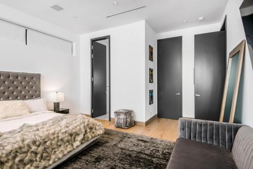 - une chambre avec un lit et un canapé dans l'établissement Linda Flora Modern Estate, à Los Angeles