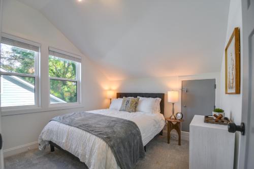 ein Schlafzimmer mit einem Bett und zwei Fenstern in der Unterkunft Durham Vacation Rental 1 Mi to Duke University! in Durham