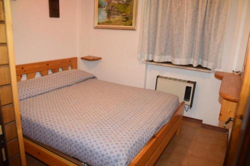 una piccola camera da letto con un letto e una finestra di La Panoramica a Castel di Sangro