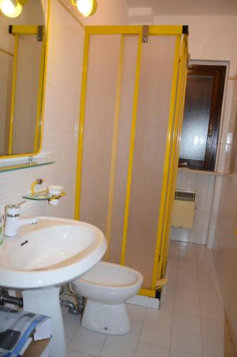 un bagno con lavandino, WC e doccia di La Panoramica a Castel di Sangro