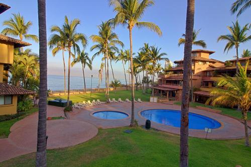 ośrodek z basenem i palmami w obiekcie Hermoso alojamiento en los Tules, frente al mar en medio de hermosos jardines, es Unico!!! w mieście Puerto Vallarta