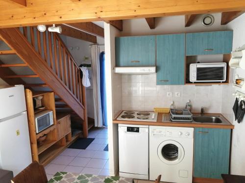 una cucina con lavandino e lavatrice di Appartement type chalet 2 chambres avec terrasse a Cauterets