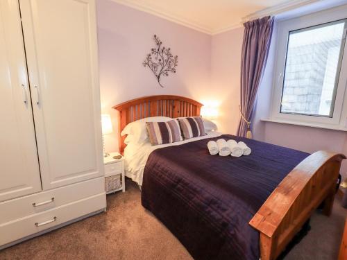 - une chambre avec un lit avec deux chaussures dans l'établissement Granary Nook, à Windermere