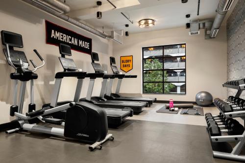 Moxy Omaha Downtownにあるフィットネスセンターまたはフィットネス設備