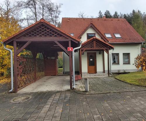una casa con un pabellón delante de ella en Villa Gejzir 16, en Karlovy Vary