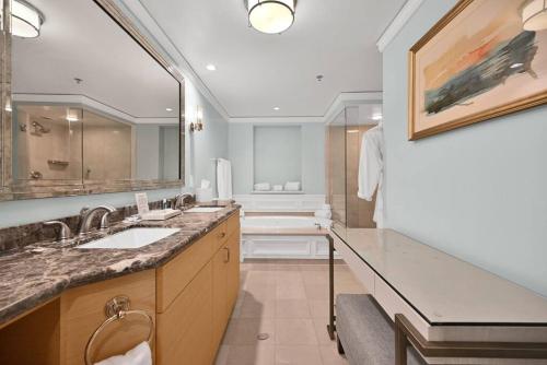 uma casa de banho com 2 lavatórios e um espelho grande em Apartment Located at The Ritz Carlton Key Biscayne, Miami em Miami