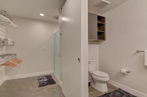 uma casa de banho com um WC e uma cabina de duche ao nível do chão em Cozy Apartment in the Heart of LA em Los Angeles