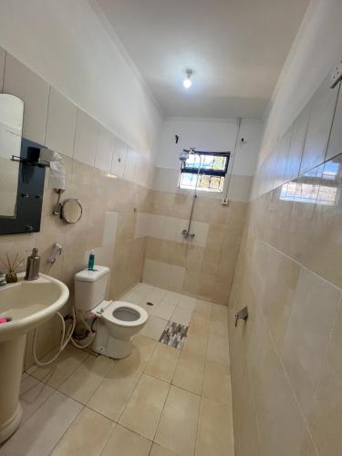 Homestay in Arusha Wanderful Escape tesisinde bir banyo