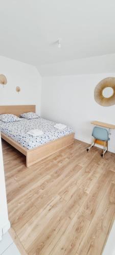 une chambre avec un lit, un bureau et une chaise dans l'établissement Appartement indépendant proche Tours, à Esvres