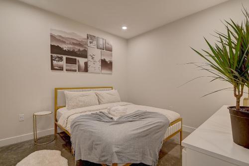 um quarto com uma cama com um cobertor em Cozy Apartment in the Heart of LA em Los Angeles