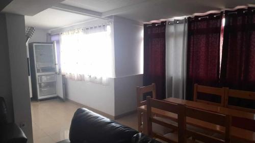 ein Wohnzimmer mit einem Sofa und einem Fenster in der Unterkunft Stay at Kety`s II in Praia