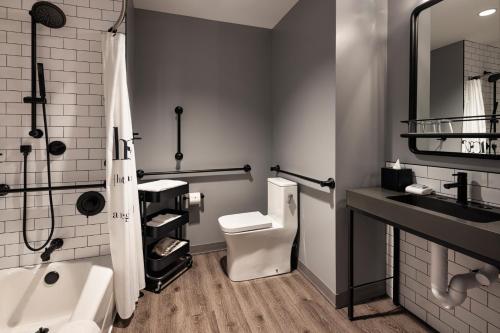 Moxy Omaha Downtownにあるバスルーム
