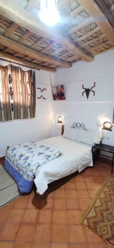 a bedroom with a bed in a room at Auberge des peupliers Café Restaurant in Akhendachou nʼAït Ouffi