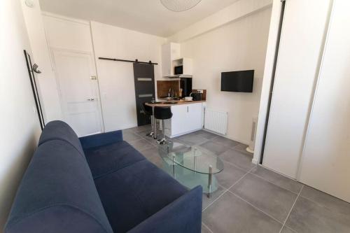 NICE 3 CENTRE-VILLE STUDIO EN ETAGE REFAIT A NEUF