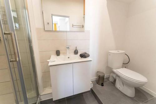 une salle de bain avec toilettes, lavabo et douche dans l'établissement NICE 3 CENTRE-VILLE STUDIO EN ETAGE REFAIT A NEUF, à Nice