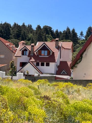 ein Haus mit rotem Dach in der Unterkunft Villa jouhara in Ifrane