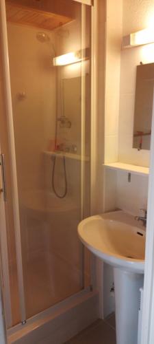 W łazience znajduje się prysznic i umywalka. w obiekcie Studio cabine 4 personnes Résidence Le Péric A Terrasse avec vue w mieście Les Angles
