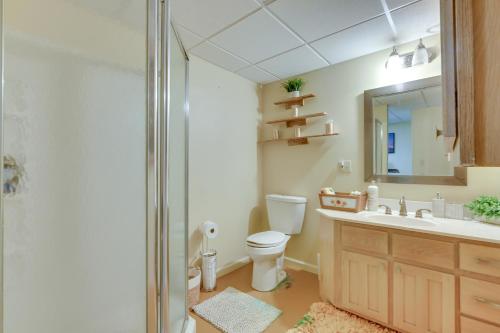 ein Badezimmer mit einem WC, einem Waschbecken und einem Spiegel in der Unterkunft Pet-Friendly Conyers Cabin - 23 Miles to Atlanta! in Conyers