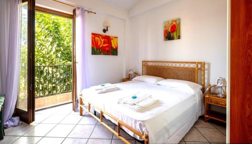 ein Schlafzimmer mit einem Bett und einem großen Fenster in der Unterkunft Villa Aura in Marina di Modica