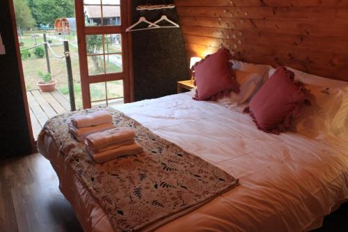 a bedroom with a large bed with pink pillows at Casa da Avó Miquinhas in Paços de Ferreira