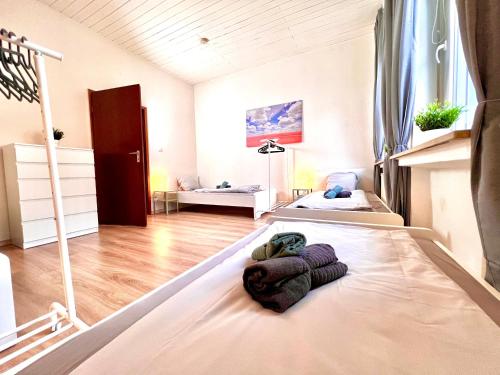 מיטה או מיטות בחדר ב-Neu: 3 Bedroom w/ 6 Beds in Hagen, 7min to A1